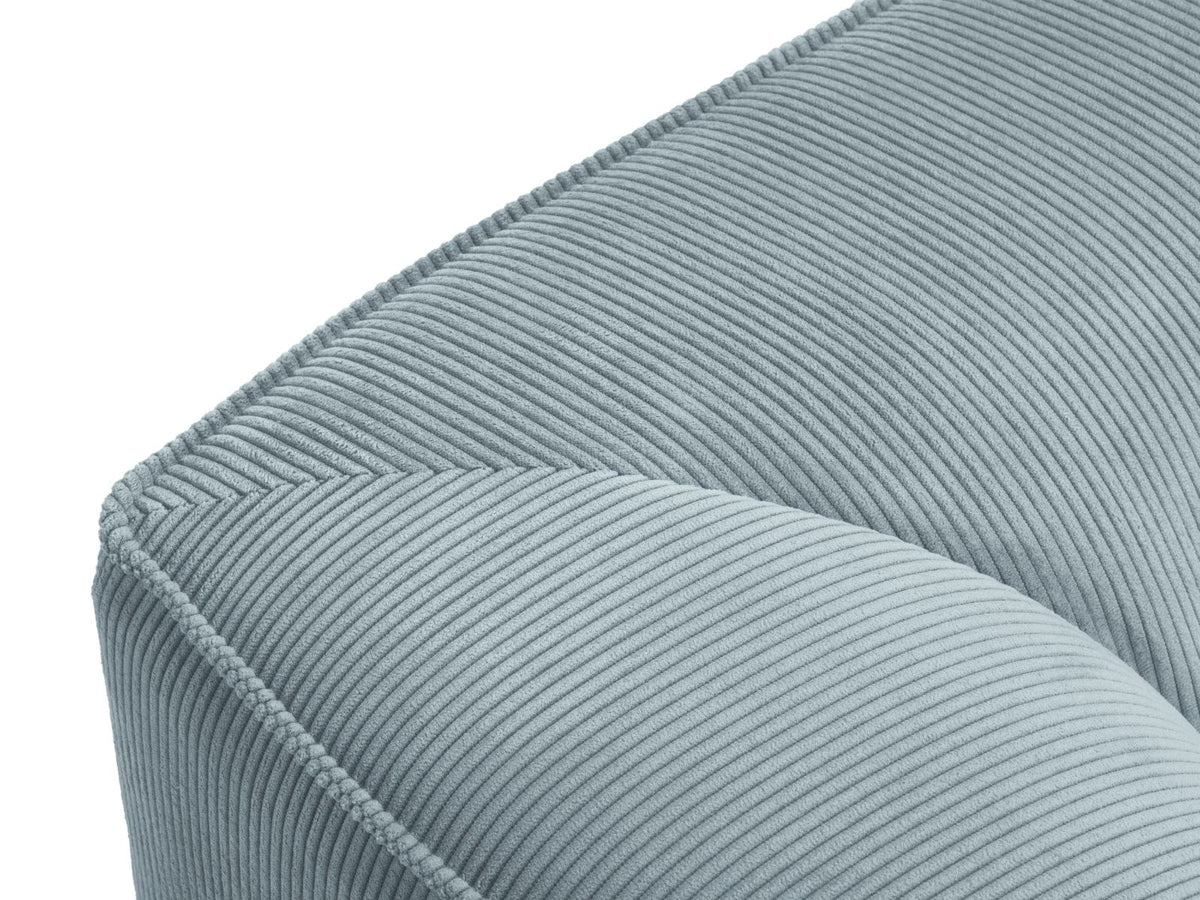 Modulares Ecksofa Siena mit gelbem Ottawa-Stoffbezug, schwarzen Kunststoffbeinen und Récamiere, Ansicht von vorne im Wohnraum.