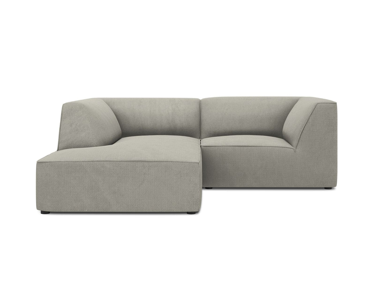 Modulares Ecksofa Siena mit gelbem Ottawa-Stoffbezug, schwarzen Kunststoffbeinen und Récamiere, Ansicht von vorne im Wohnraum.