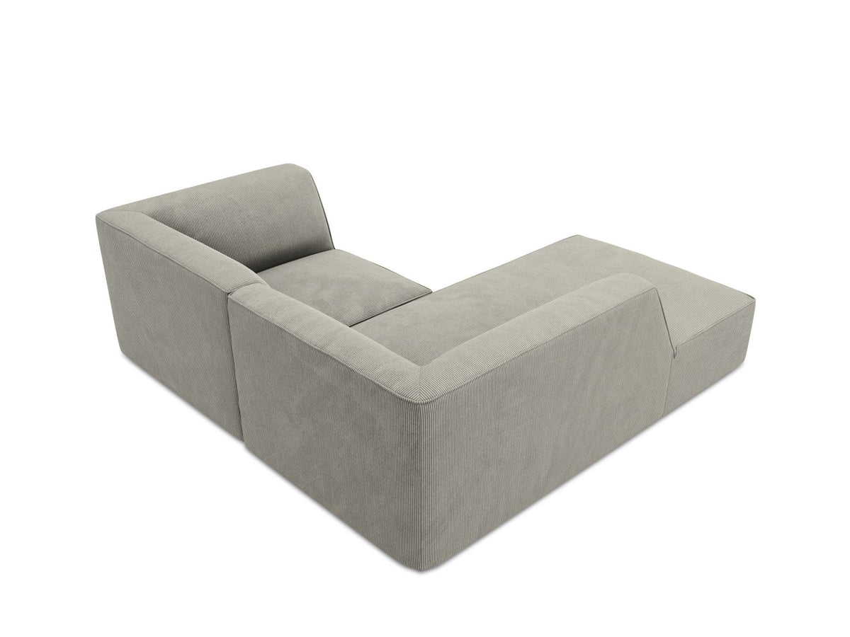 Modulares Ecksofa Siena mit gelbem Ottawa-Stoffbezug, schwarzen Kunststoffbeinen und Récamiere, Ansicht von vorne im Wohnraum.