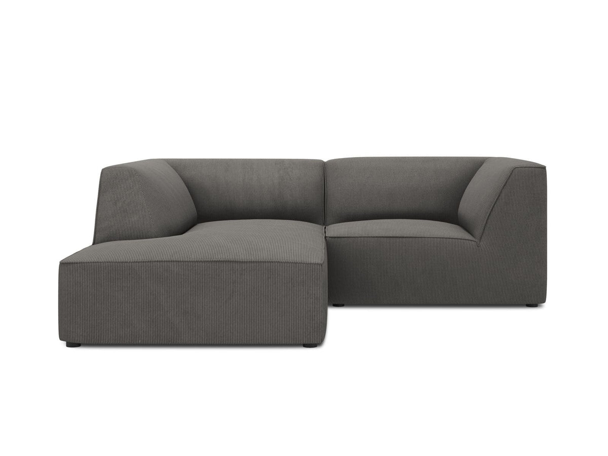 Modulares Ecksofa Siena mit gelbem Ottawa-Stoffbezug, schwarzen Kunststoffbeinen und Récamiere, Ansicht von vorne im Wohnraum.