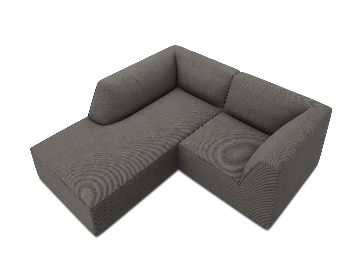 Modulares Ecksofa Siena mit gelbem Ottawa-Stoffbezug, schwarzen Kunststoffbeinen und Récamiere, Ansicht von vorne im Wohnraum.