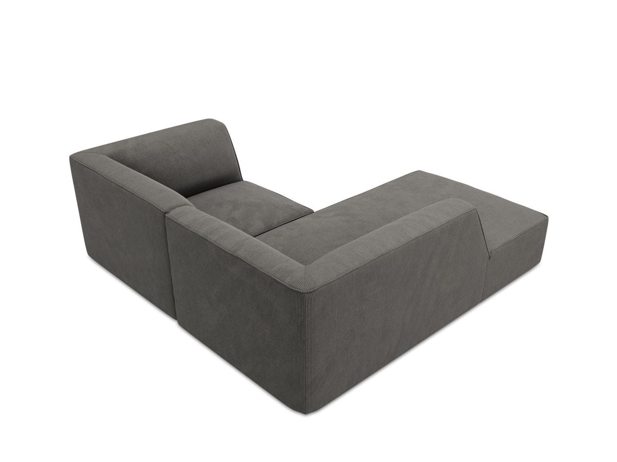 Modulares Ecksofa Siena mit gelbem Ottawa-Stoffbezug, schwarzen Kunststoffbeinen und Récamiere, Ansicht von vorne im Wohnraum.