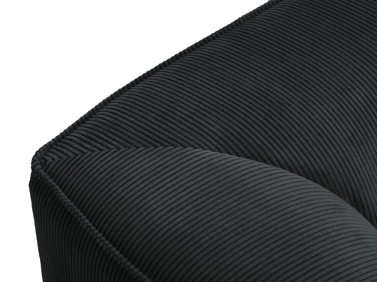 Modulares Ecksofa Siena mit gelbem Ottawa-Stoffbezug, schwarzen Kunststoffbeinen und Récamiere, Ansicht von vorne im Wohnraum.