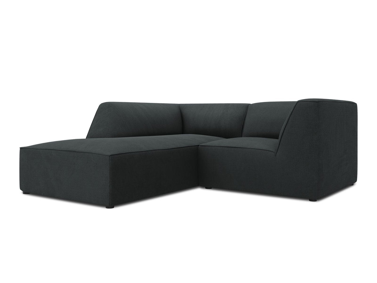 Modulares Ecksofa Siena mit gelbem Ottawa-Stoffbezug, schwarzen Kunststoffbeinen und Récamiere, Ansicht von vorne im Wohnraum.