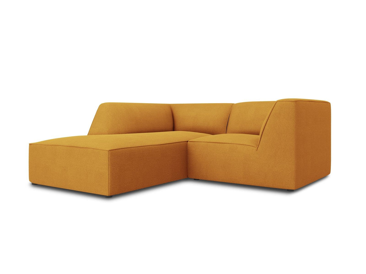 Modulares Ecksofa Siena mit gelbem Ottawa-Stoffbezug, schwarzen Kunststoffbeinen und Récamiere, Ansicht von vorne im Wohnraum.