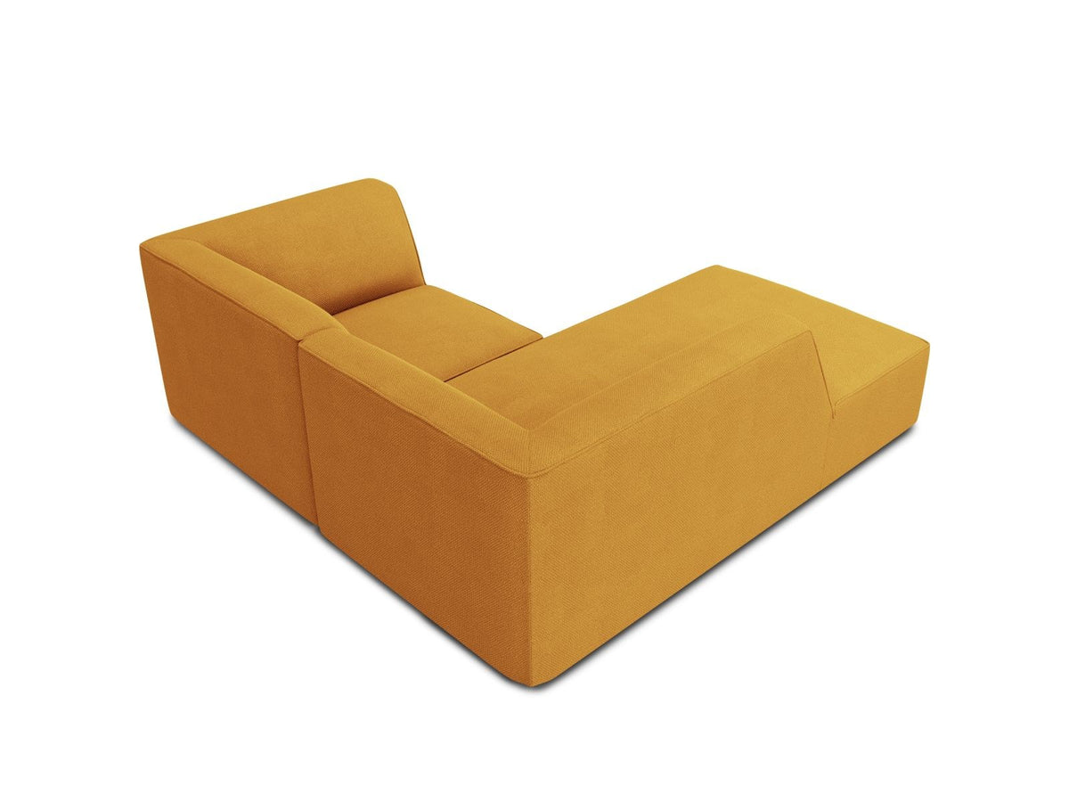 Modulares Ecksofa Siena mit gelbem Ottawa-Stoffbezug, schwarzen Kunststoffbeinen und Récamiere, Ansicht von vorne im Wohnraum.