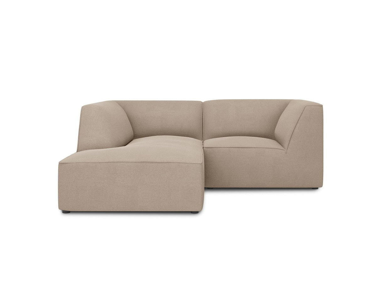 Modulares Ecksofa Siena mit gelbem Ottawa-Stoffbezug, schwarzen Kunststoffbeinen und Récamiere, Ansicht von vorne im Wohnraum.