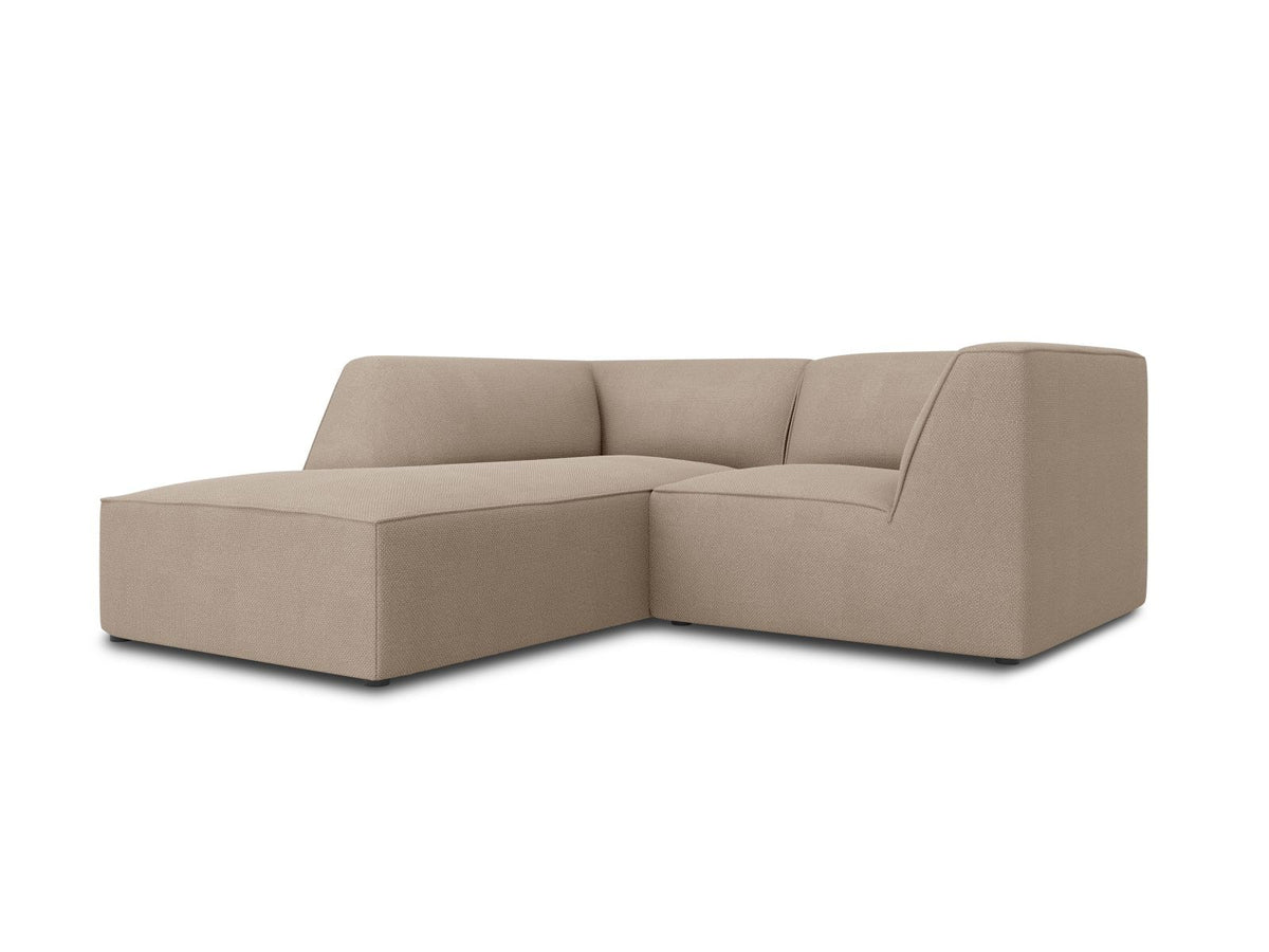 Modulares Ecksofa Siena mit gelbem Ottawa-Stoffbezug, schwarzen Kunststoffbeinen und Récamiere, Ansicht von vorne im Wohnraum.