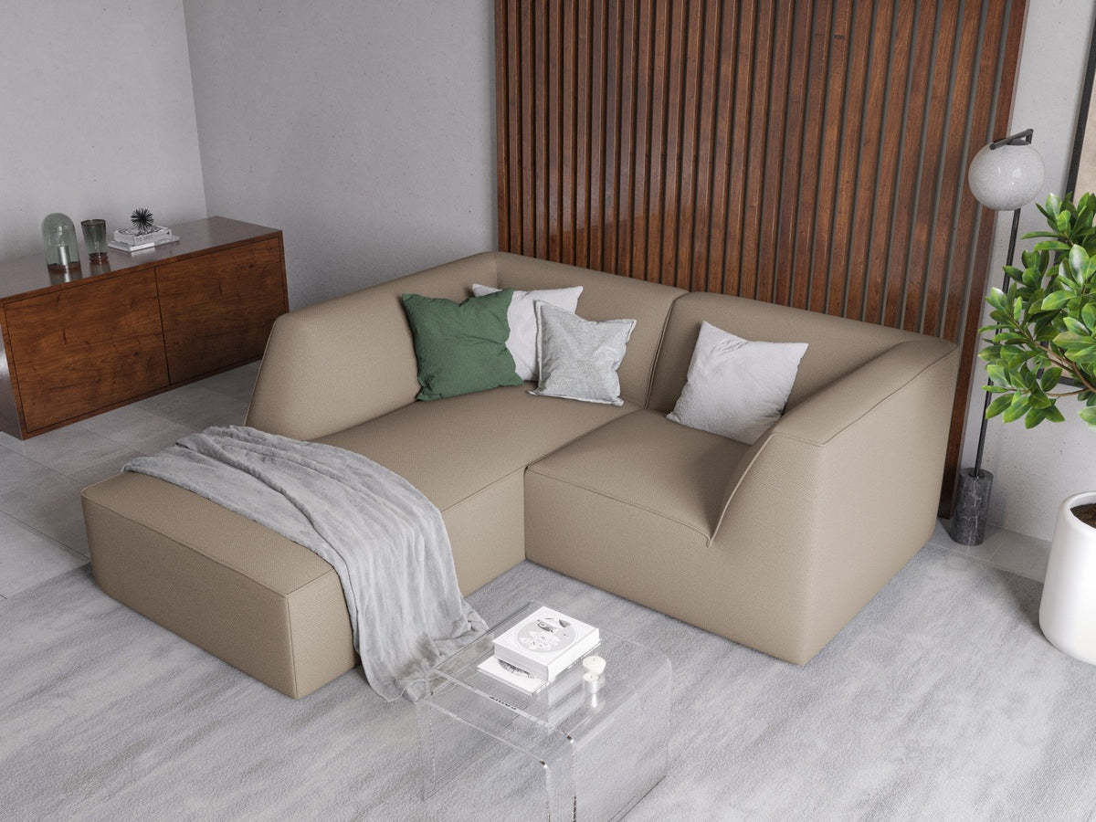 Modulares Ecksofa Siena mit gelbem Ottawa-Stoffbezug, schwarzen Kunststoffbeinen und Récamiere, Ansicht von vorne im Wohnraum.