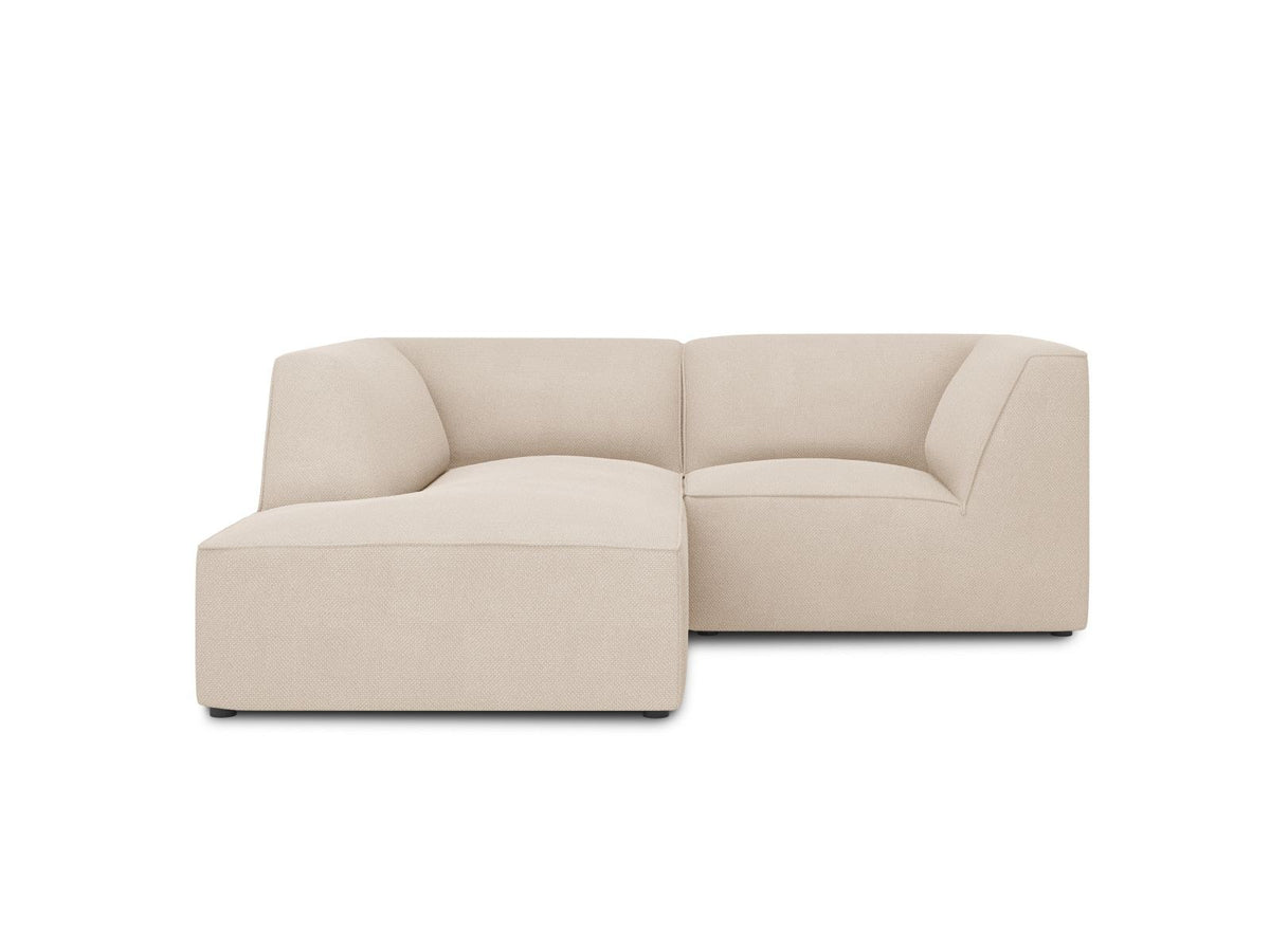 Modulares Ecksofa Siena mit gelbem Ottawa-Stoffbezug, schwarzen Kunststoffbeinen und Récamiere, Ansicht von vorne im Wohnraum.