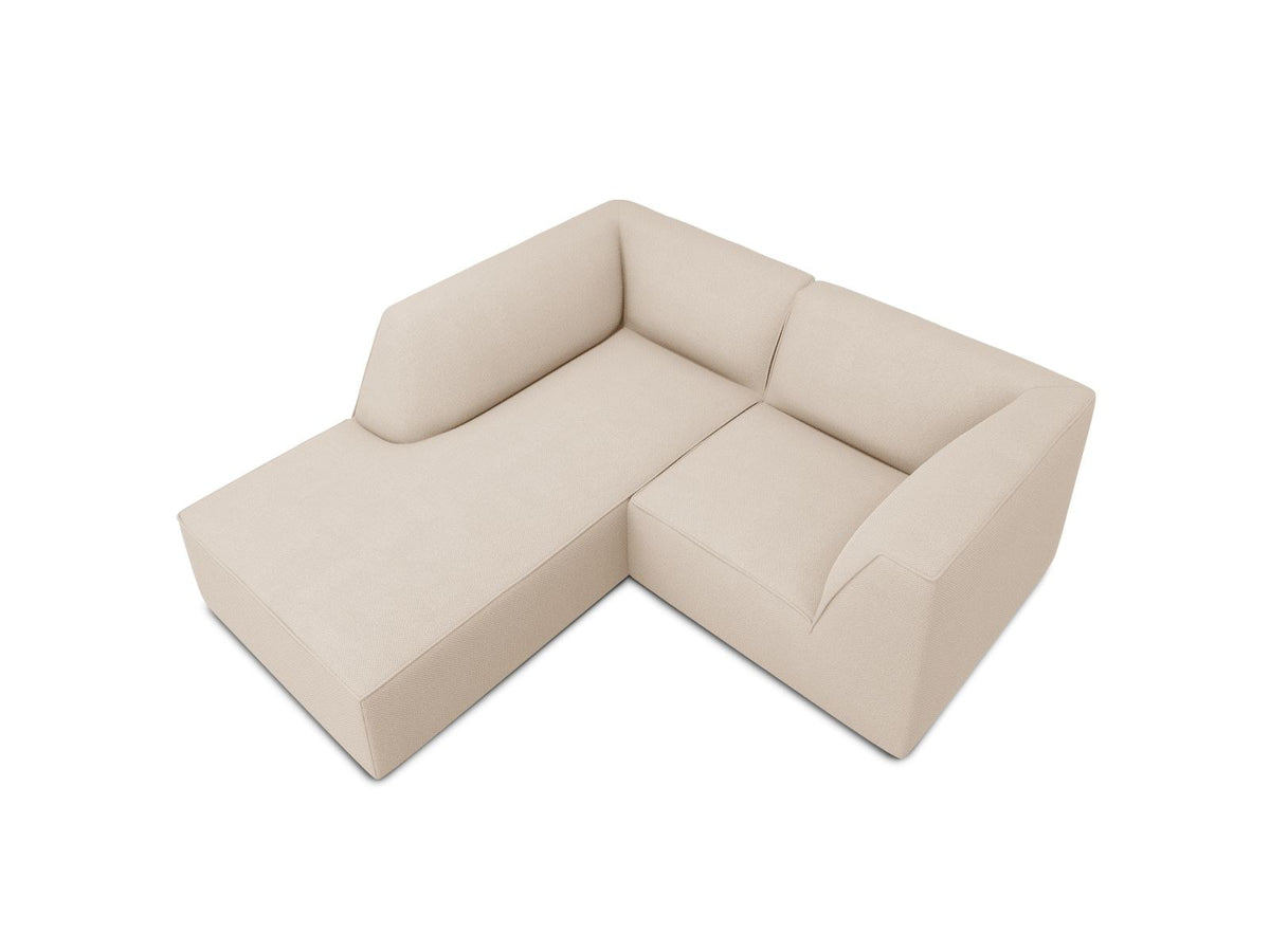 Modulares Ecksofa Siena mit gelbem Ottawa-Stoffbezug, schwarzen Kunststoffbeinen und Récamiere, Ansicht von vorne im Wohnraum.