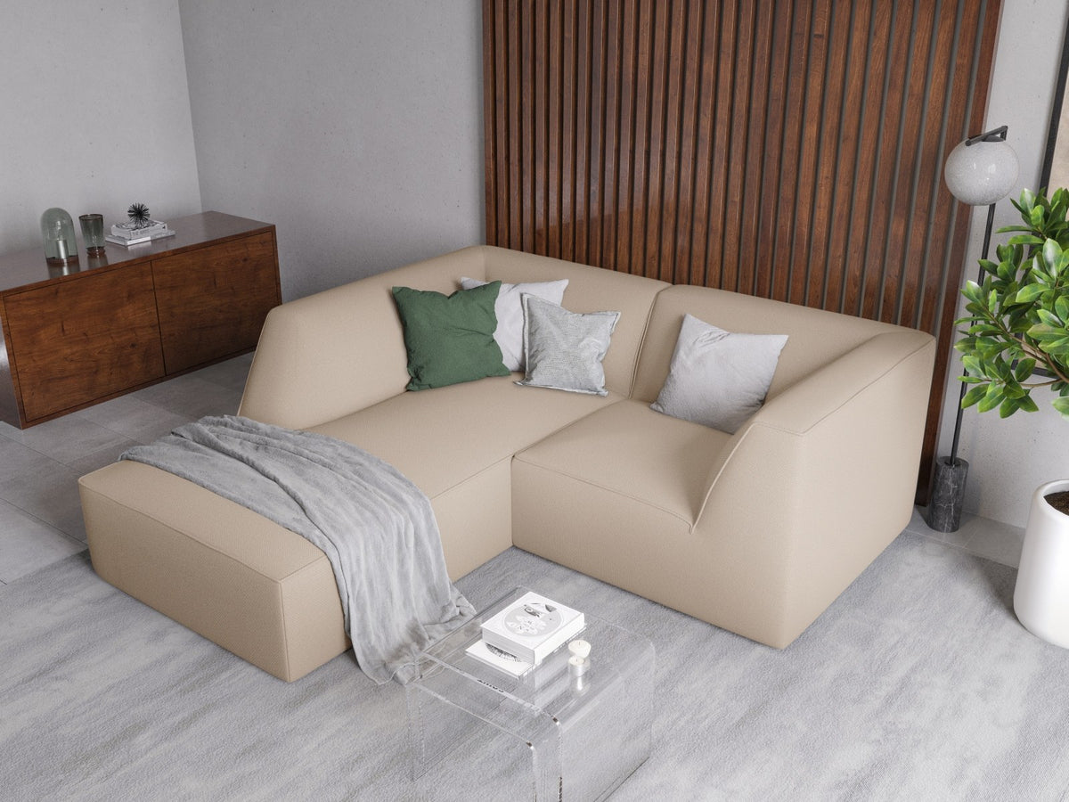 Modulares Ecksofa Siena mit gelbem Ottawa-Stoffbezug, schwarzen Kunststoffbeinen und Récamiere, Ansicht von vorne im Wohnraum.