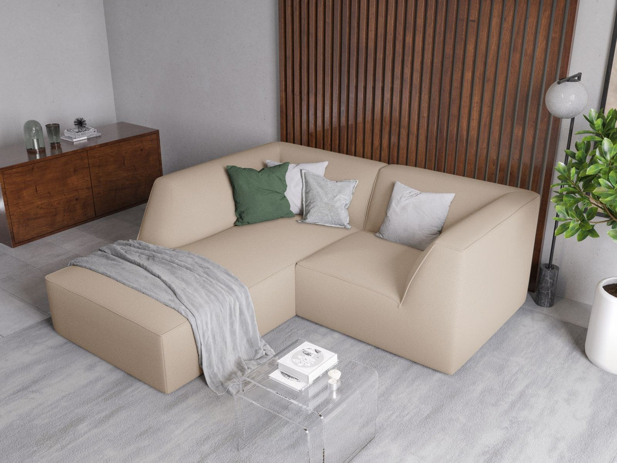 Modulares Ecksofa Siena mit gelbem Ottawa-Stoffbezug, schwarzen Kunststoffbeinen und Récamiere, Ansicht von vorne im Wohnraum.