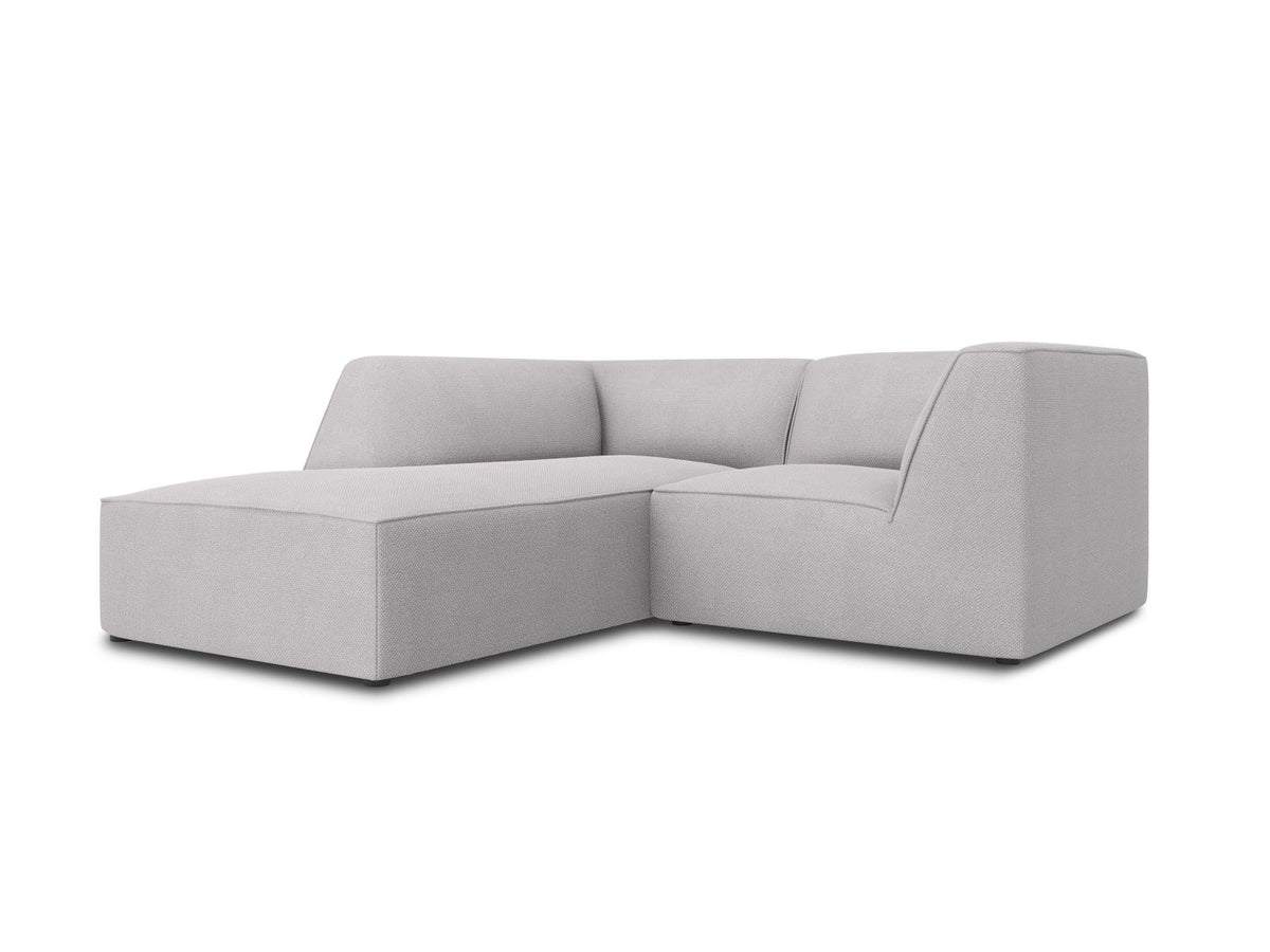 Modulares Ecksofa Siena mit gelbem Ottawa-Stoffbezug, schwarzen Kunststoffbeinen und Récamiere, Ansicht von vorne im Wohnraum.