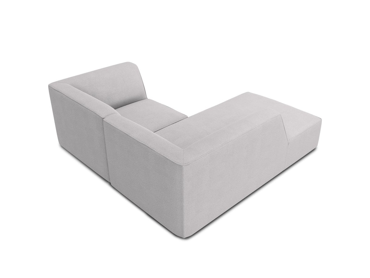 Modulares Ecksofa Siena mit gelbem Ottawa-Stoffbezug, schwarzen Kunststoffbeinen und Récamiere, Ansicht von vorne im Wohnraum.