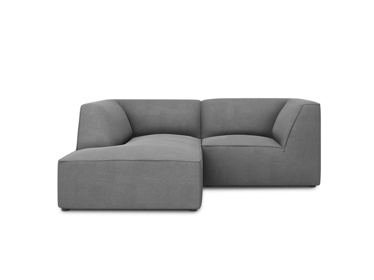 Modulares Ecksofa Siena mit gelbem Ottawa-Stoffbezug, schwarzen Kunststoffbeinen und Récamiere, Ansicht von vorne im Wohnraum.