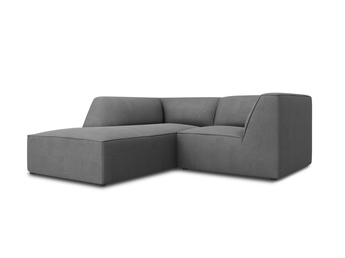 Modulares Ecksofa Siena mit gelbem Ottawa-Stoffbezug, schwarzen Kunststoffbeinen und Récamiere, Ansicht von vorne im Wohnraum.