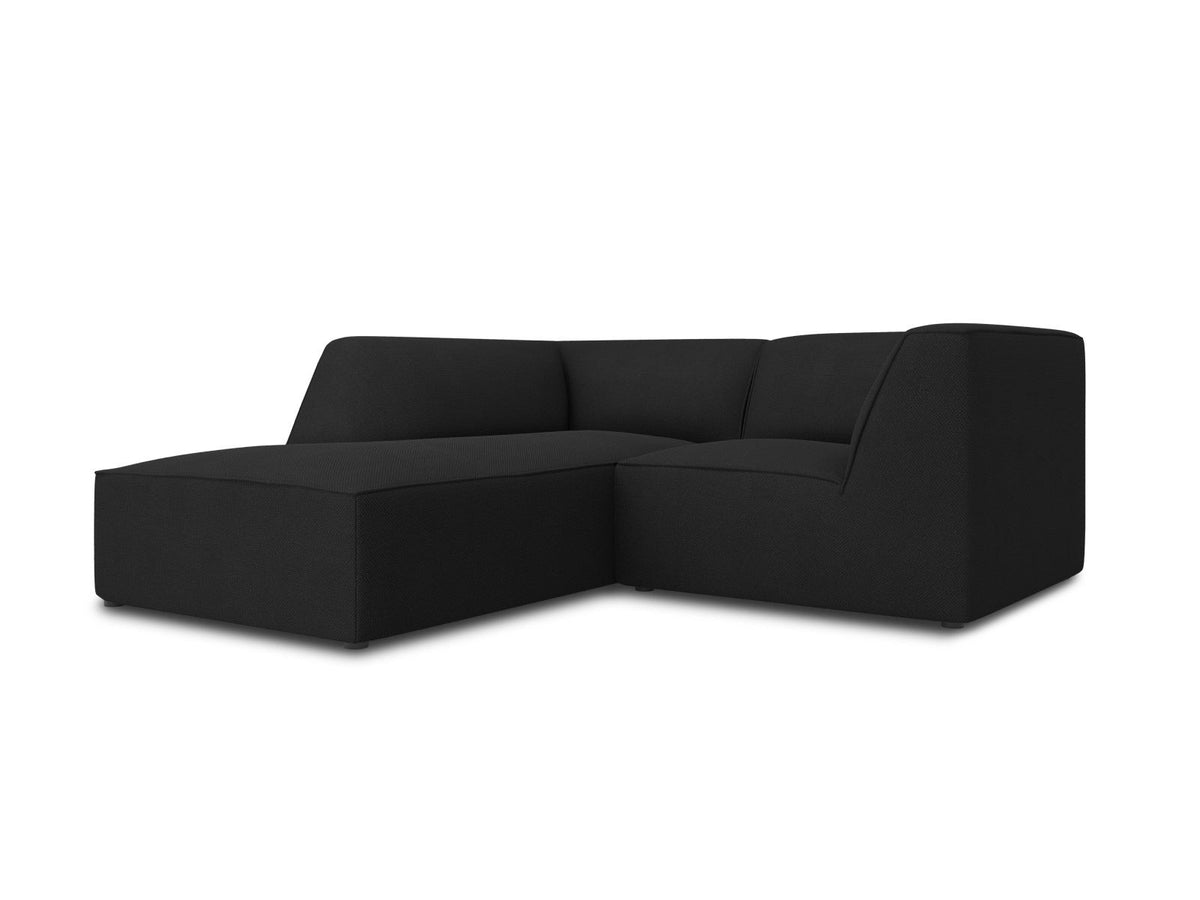 Modulares Ecksofa Siena mit gelbem Ottawa-Stoffbezug, schwarzen Kunststoffbeinen und Récamiere, Ansicht von vorne im Wohnraum.