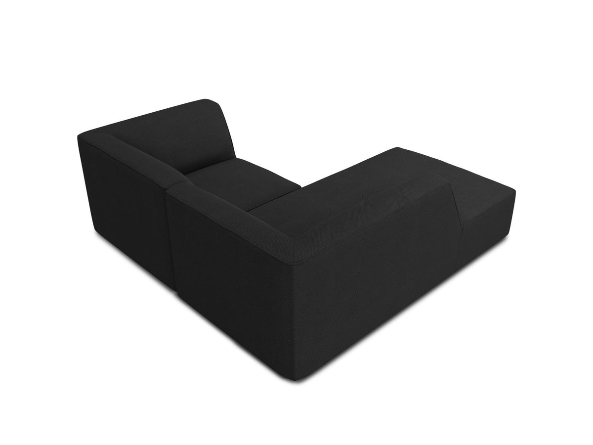 Modulares Ecksofa Siena mit gelbem Ottawa-Stoffbezug, schwarzen Kunststoffbeinen und Récamiere, Ansicht von vorne im Wohnraum.