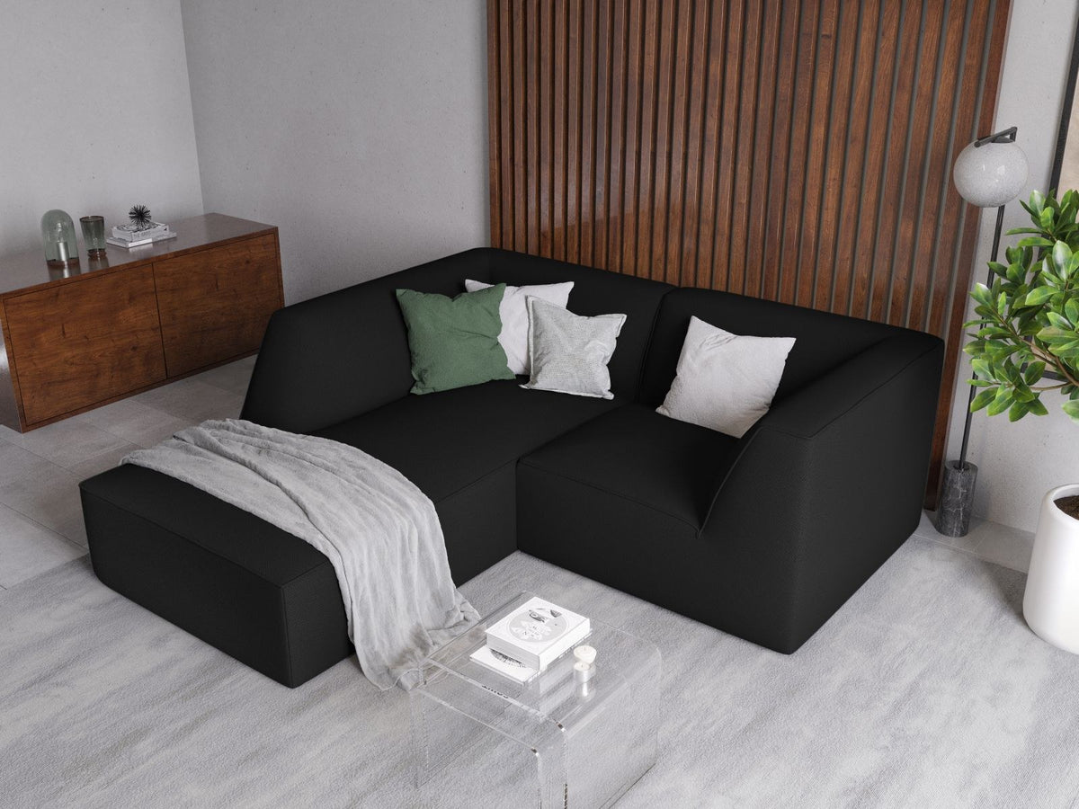 Modulares Ecksofa Siena mit gelbem Ottawa-Stoffbezug, schwarzen Kunststoffbeinen und Récamiere, Ansicht von vorne im Wohnraum.