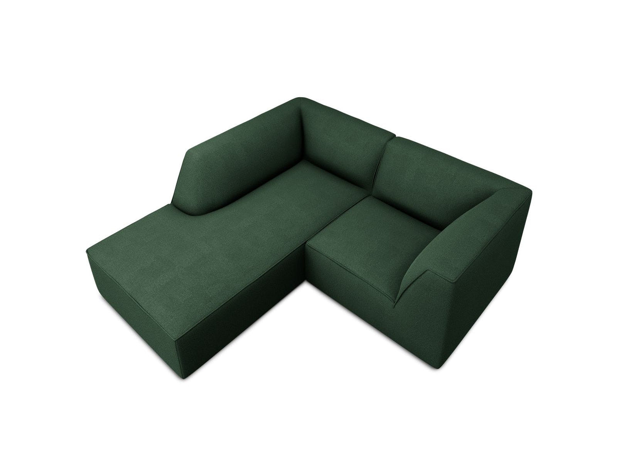 Modulares Ecksofa Siena mit gelbem Ottawa-Stoffbezug, schwarzen Kunststoffbeinen und Récamiere, Ansicht von vorne im Wohnraum.