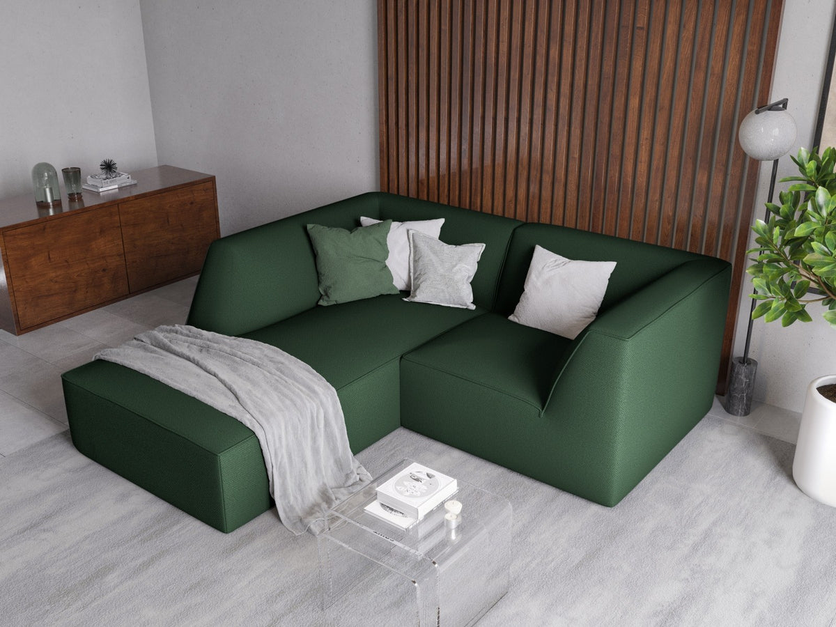 Modulares Ecksofa Siena mit gelbem Ottawa-Stoffbezug, schwarzen Kunststoffbeinen und Récamiere, Ansicht von vorne im Wohnraum.