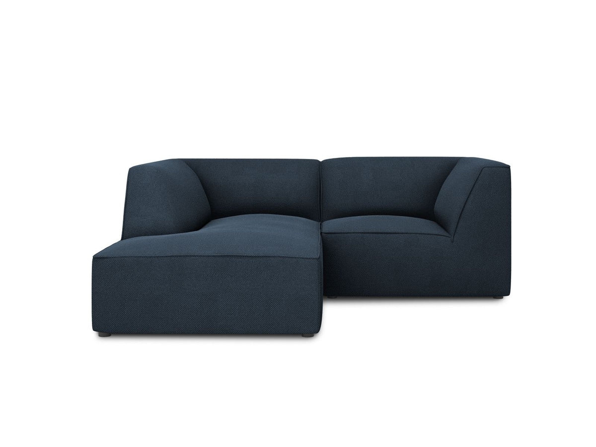 Modulares Ecksofa Siena mit gelbem Ottawa-Stoffbezug, schwarzen Kunststoffbeinen und Récamiere, Ansicht von vorne im Wohnraum.