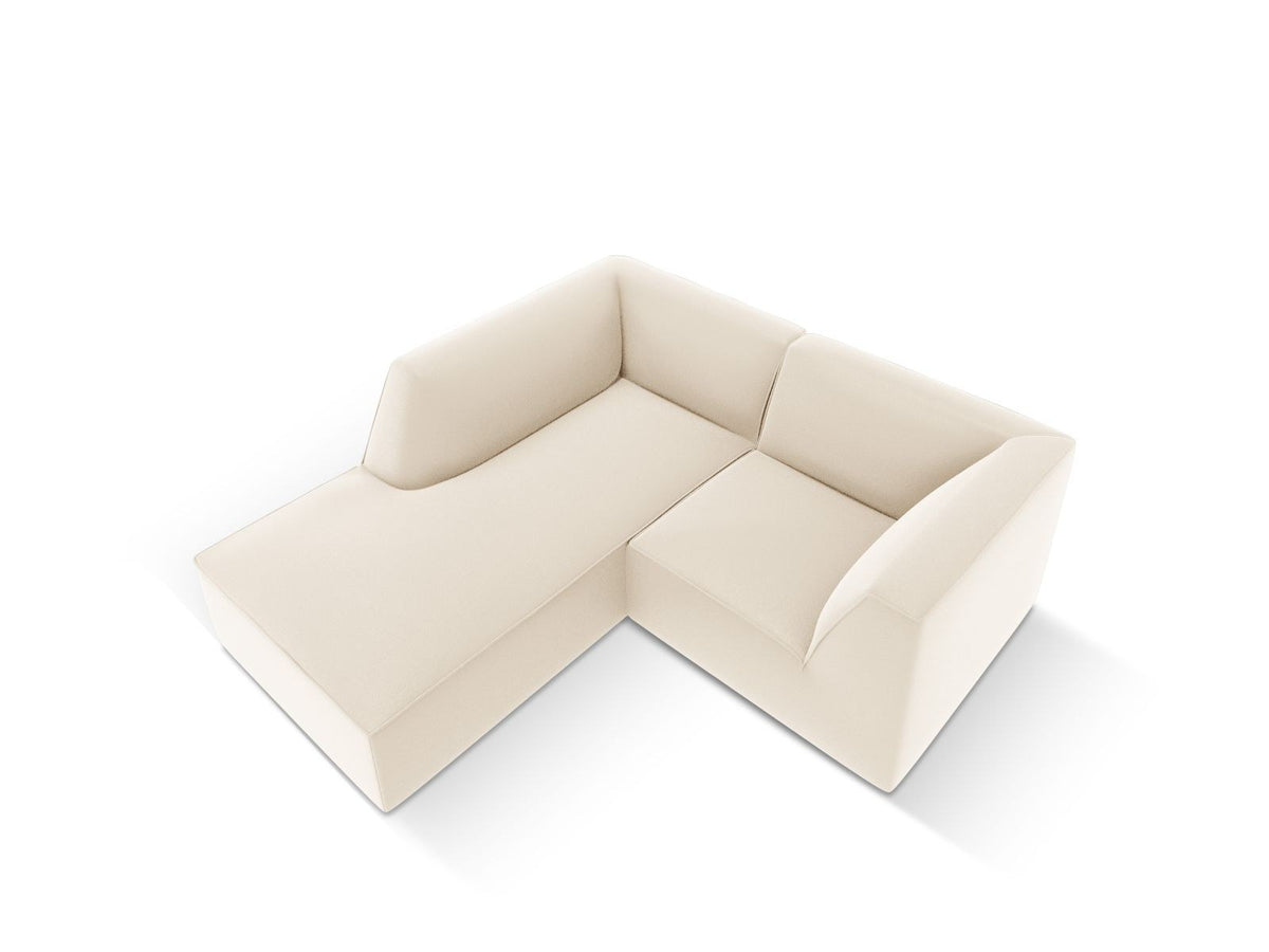 Modulares Ecksofa links Siena in Light Beige-Pacifico mit lederähnlichem Kunstlederbezug, schwarzen Kunststoffbeinen und Récamiere-Form.