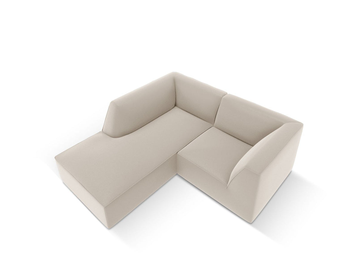 Modulares Ecksofa links Siena in Light Beige-Pacifico mit lederähnlichem Kunstlederbezug, schwarzen Kunststoffbeinen und Récamiere-Form.