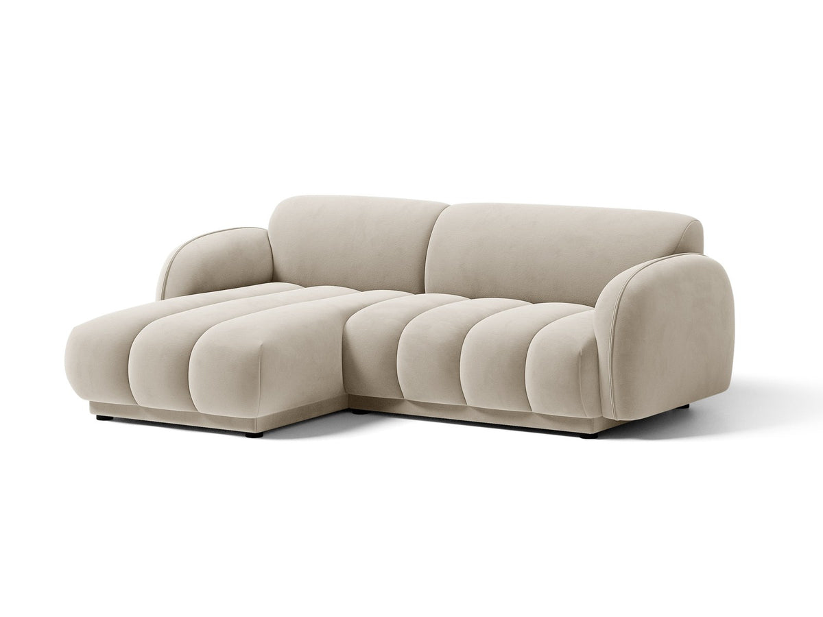Bilbao Ecksofa links 3-Sitzer von Cosmopolitan Design in Light Beige-Casino Samtstoff, Holzrahmen, schwarze Kunststoffbeine, mit Récamiere.