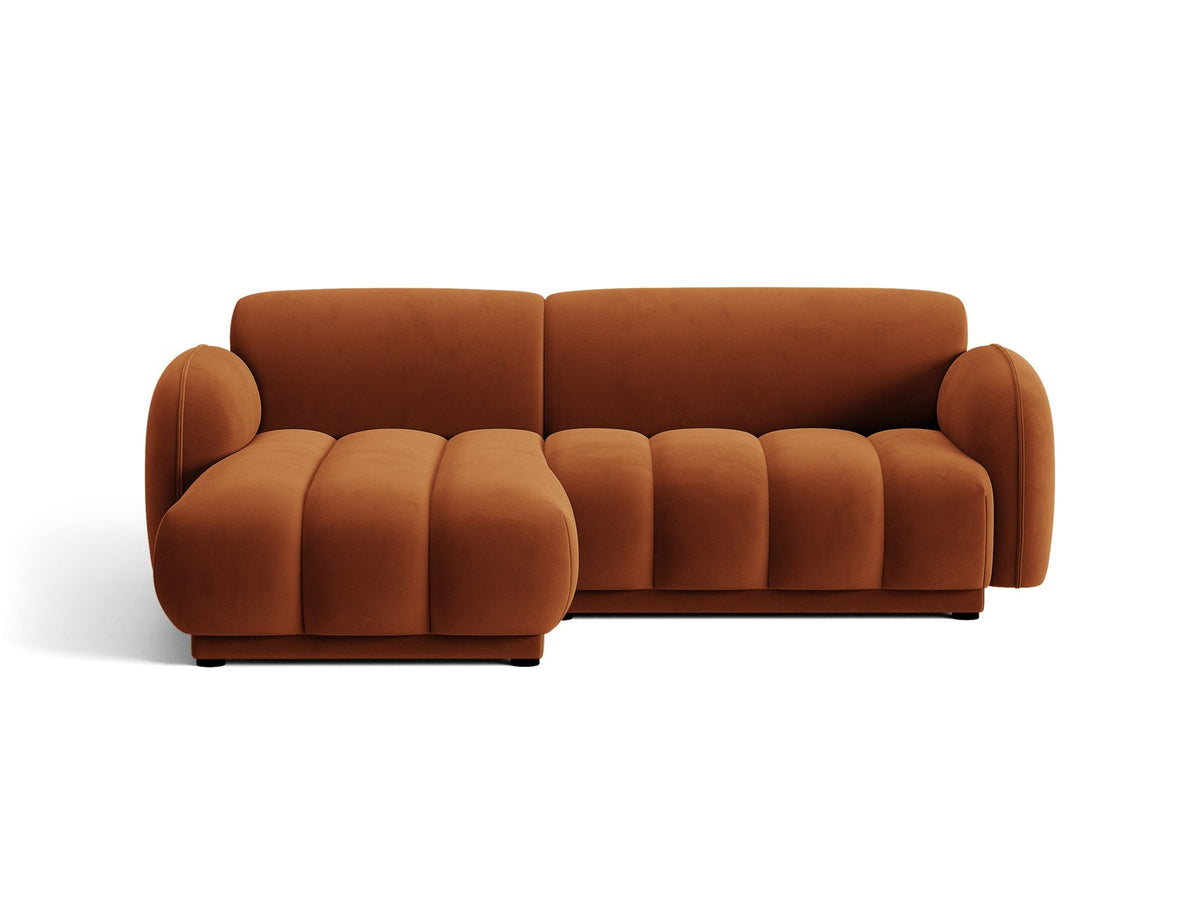 Bilbao Ecksofa links 3-Sitzer von Cosmopolitan Design in Light Beige-Casino Samtstoff, Holzrahmen, schwarze Kunststoffbeine, mit Récamiere.