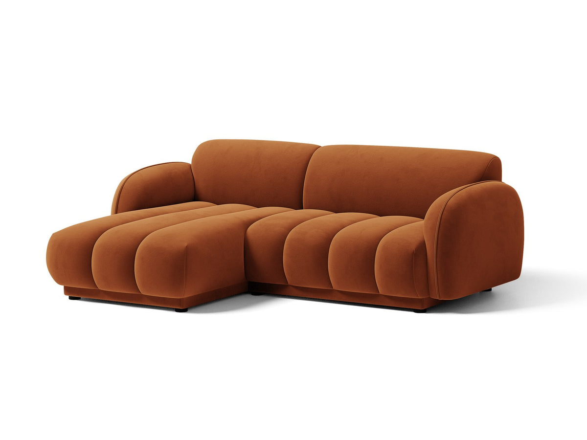 Bilbao Ecksofa links 3-Sitzer von Cosmopolitan Design in Light Beige-Casino Samtstoff, Holzrahmen, schwarze Kunststoffbeine, mit Récamiere.