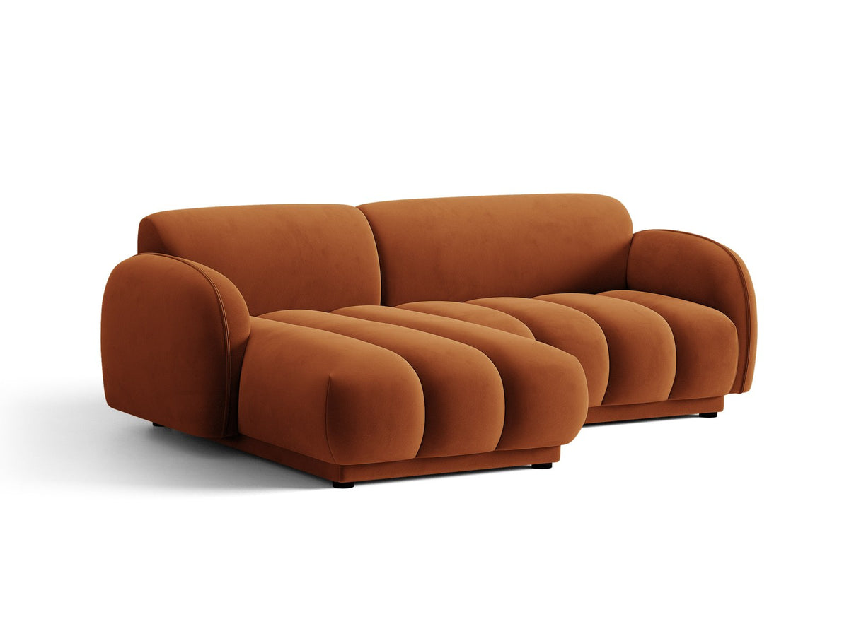 Bilbao Ecksofa links 3-Sitzer von Cosmopolitan Design in Light Beige-Casino Samtstoff, Holzrahmen, schwarze Kunststoffbeine, mit Récamiere.