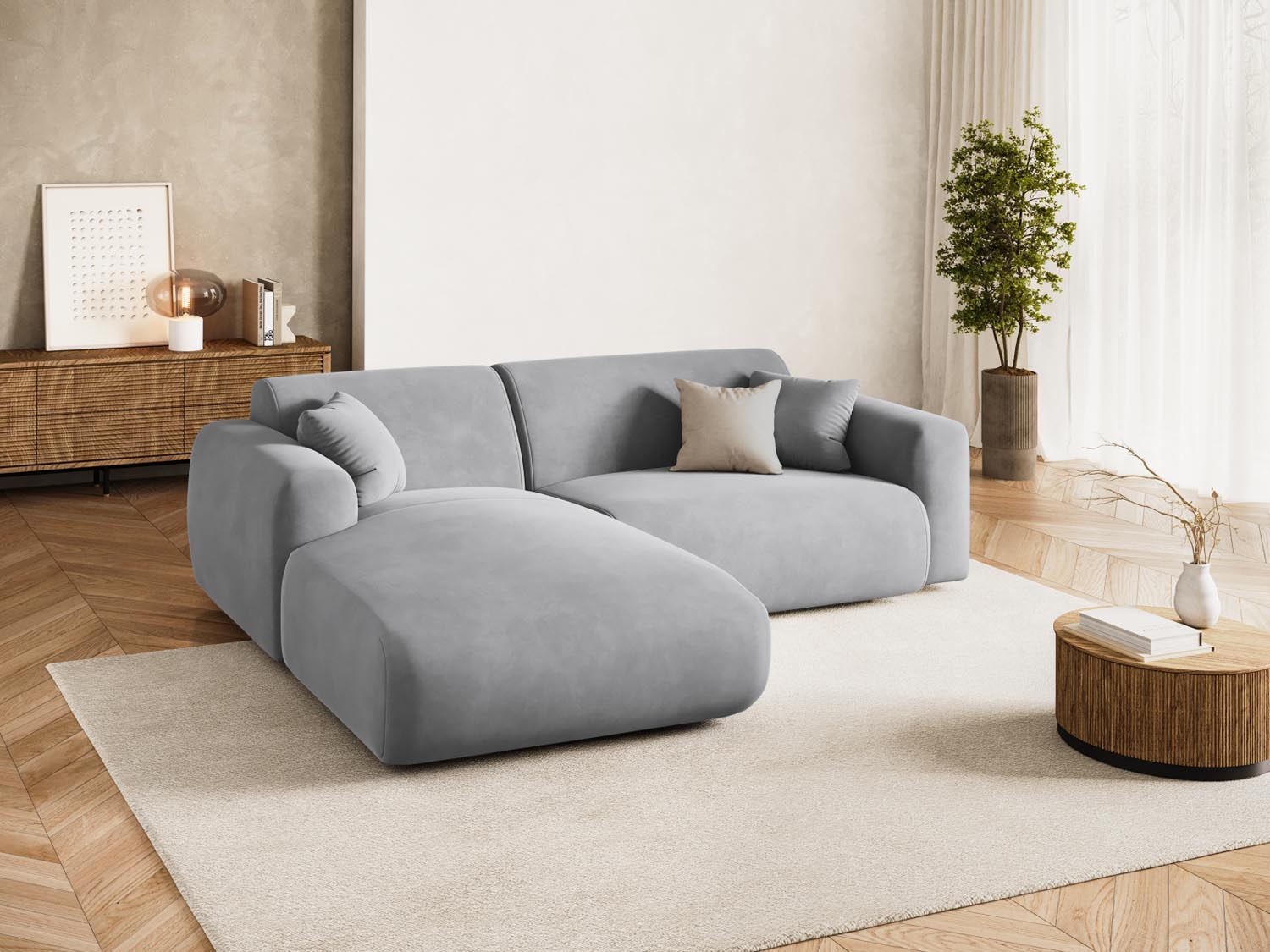 Elegantes Nolio Velour Ecksofa links, 4-Sitzer in sanftem Hellgrau, ideal für stilvolle und einladende Wohnräume von Cosmopolitan Design.
