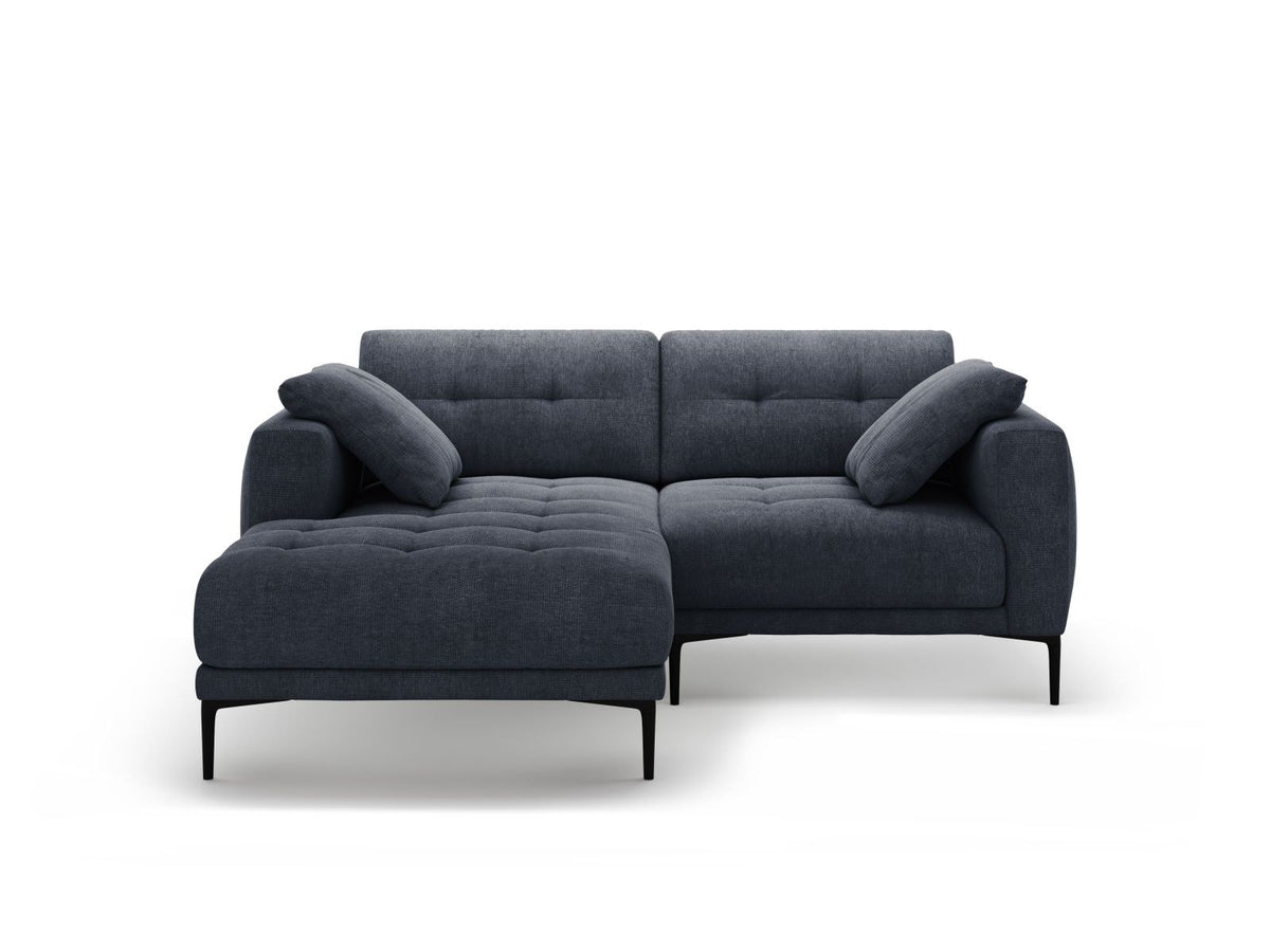 Ecksofa Links Lazio von Cosmopolitan Design in Beige mit Sorella-Stoffbezug, Massivholzrahmen und schwarzen Metallbeinen, seitliche Ansicht.
