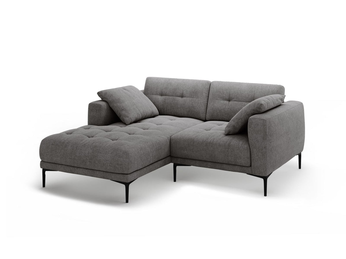 Ecksofa Links Lazio von Cosmopolitan Design in Beige mit Sorella-Stoffbezug, Massivholzrahmen und schwarzen Metallbeinen, seitliche Ansicht.
