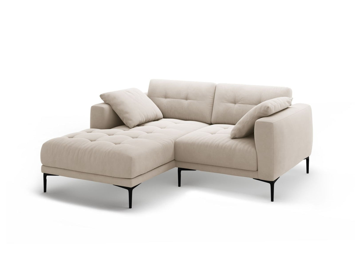 Beige-farbenes Samtsofa Lazio als 2-Sitzer Ecksofa links mit Récamiere, Massivholzrahmen und schwarzen Metallbeinen, Frontalansicht.