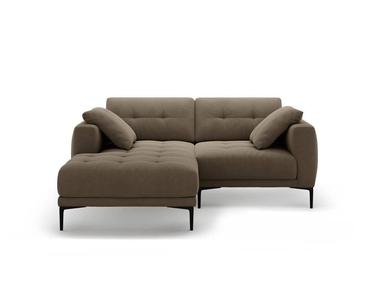 Beige-farbenes Samtsofa Lazio als 2-Sitzer Ecksofa links mit Récamiere, Massivholzrahmen und schwarzen Metallbeinen, Frontalansicht.