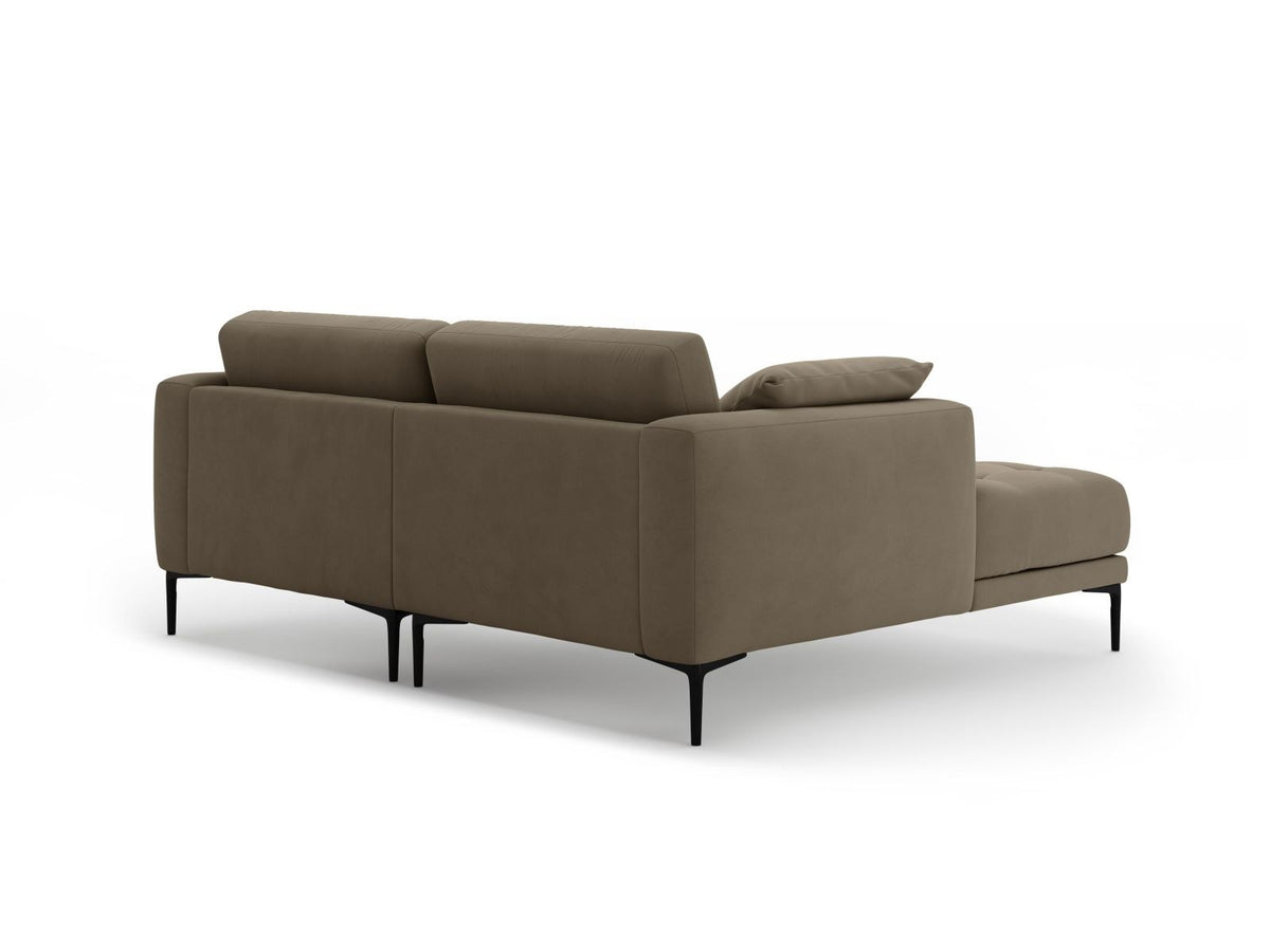 Beige-farbenes Samtsofa Lazio als 2-Sitzer Ecksofa links mit Récamiere, Massivholzrahmen und schwarzen Metallbeinen, Frontalansicht.