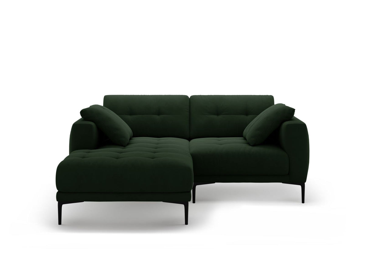 Beige-farbenes Samtsofa Lazio als 2-Sitzer Ecksofa links mit Récamiere, Massivholzrahmen und schwarzen Metallbeinen, Frontalansicht.