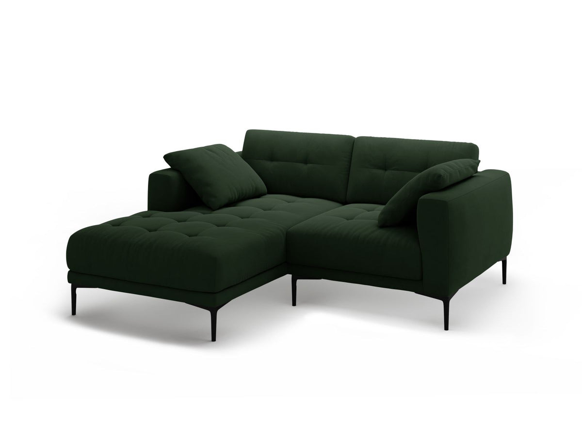 Beige-farbenes Samtsofa Lazio als 2-Sitzer Ecksofa links mit Récamiere, Massivholzrahmen und schwarzen Metallbeinen, Frontalansicht.