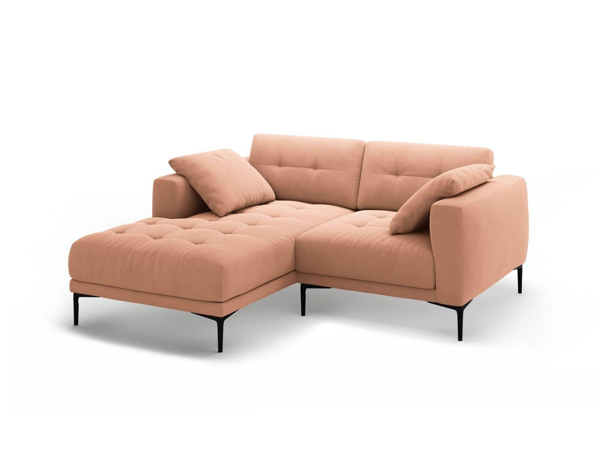 Beige-farbenes Samtsofa Lazio als 2-Sitzer Ecksofa links mit Récamiere, Massivholzrahmen und schwarzen Metallbeinen, Frontalansicht.