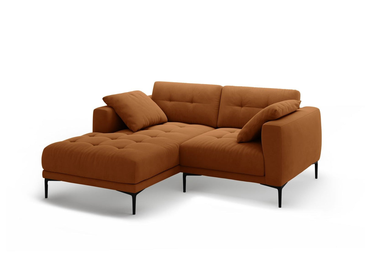 Beige-farbenes Samtsofa Lazio als 2-Sitzer Ecksofa links mit Récamiere, Massivholzrahmen und schwarzen Metallbeinen, Frontalansicht.