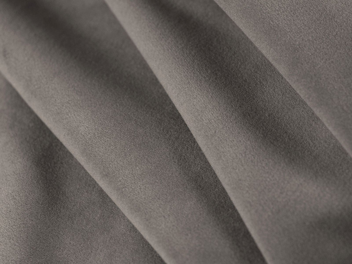 Beige-farbenes Samtsofa Lazio als 2-Sitzer Ecksofa links mit Récamiere, Massivholzrahmen und schwarzen Metallbeinen, Frontalansicht.