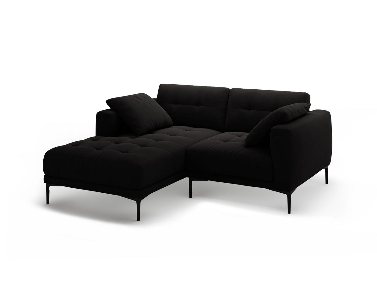 Beige-farbenes Samtsofa Lazio als 2-Sitzer Ecksofa links mit Récamiere, Massivholzrahmen und schwarzen Metallbeinen, Frontalansicht.