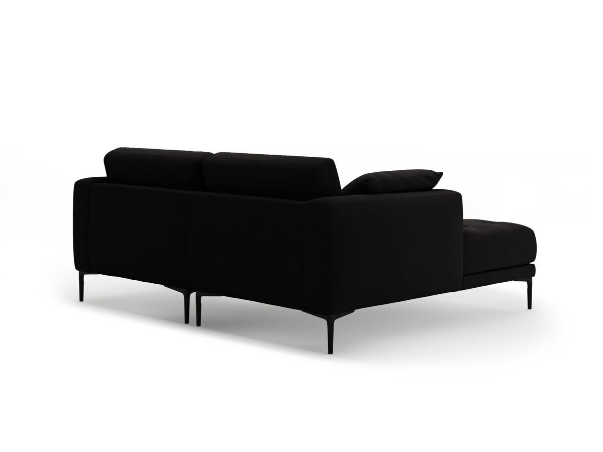 Beige-farbenes Samtsofa Lazio als 2-Sitzer Ecksofa links mit Récamiere, Massivholzrahmen und schwarzen Metallbeinen, Frontalansicht.