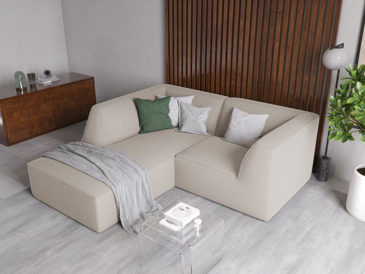 Modulares Ecksofa in Beige-Samt mit Récamiere links, Massivholzrahmen, schwarzen Kunststoffbeinen und weicher Samtpolsterung.