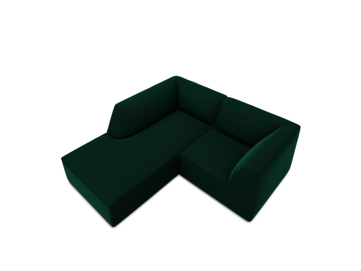 Modulares Ecksofa in Beige-Samt mit Récamiere links, Massivholzrahmen, schwarzen Kunststoffbeinen und weicher Samtpolsterung.