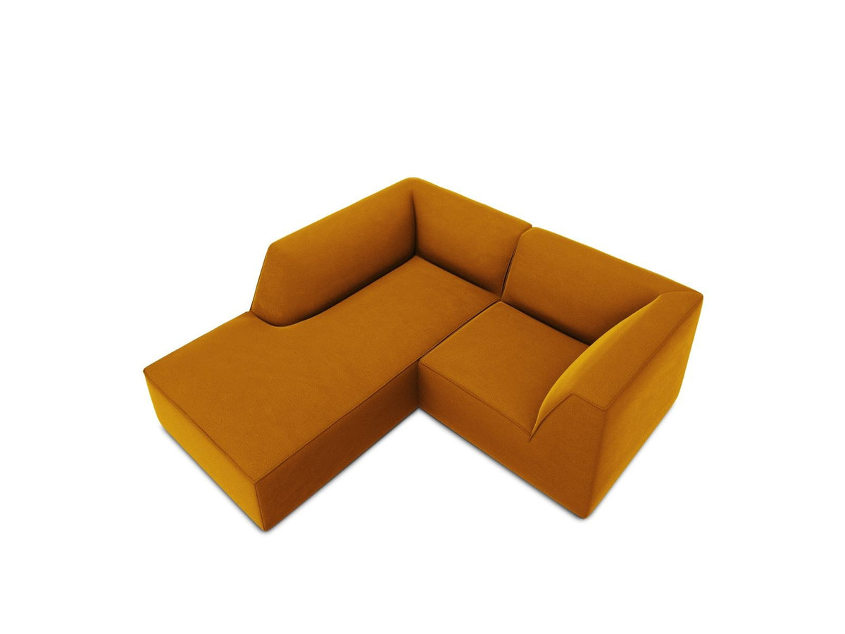 Modulares Ecksofa in Beige-Samt mit Récamiere links, Massivholzrahmen, schwarzen Kunststoffbeinen und weicher Samtpolsterung.
