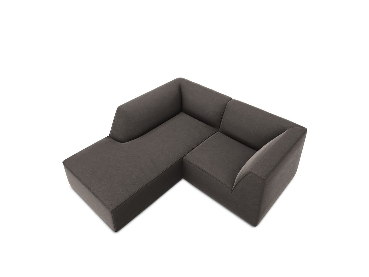 Modulares Ecksofa in Beige-Samt mit Récamiere links, Massivholzrahmen, schwarzen Kunststoffbeinen und weicher Samtpolsterung.